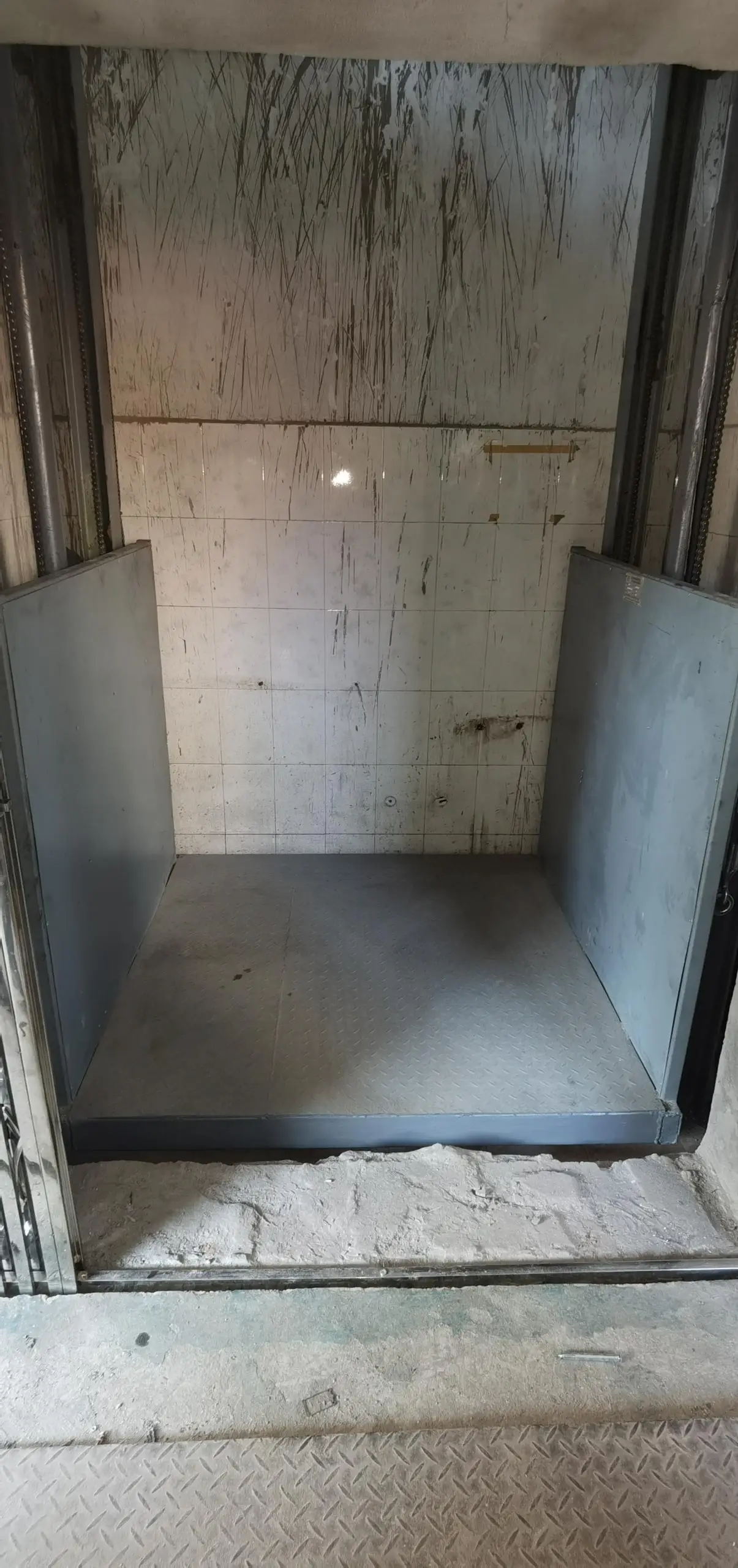 仓库高效安全便捷升降货梯_现代物流运输升降货梯_升降货梯使用效果如何描述